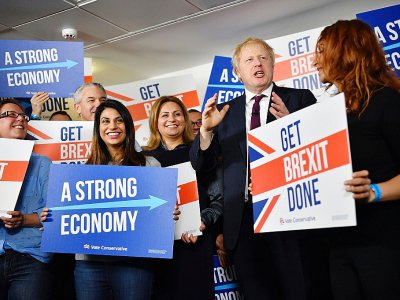 Le Premier ministre britannique Boris Johnson pose avec des militants conservateurs à Londres, le 8 décembre 2019 - Ben STANSALL [POOL/AFP]