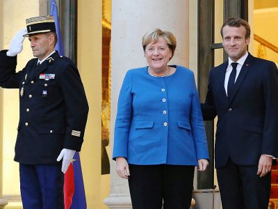 Le président Emmanuel Macron et la chancelière allemande Angela Merkel sur le perron de l'Elysée, le 13 octobre 2019 à Paris - ludovic MARIN [AFP]