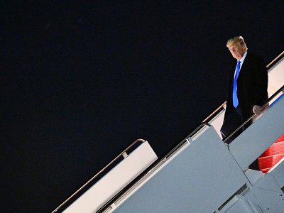Donald Trump descend de l'avion présidentiel Air Force One, le 8 décembre 2019 - MANDEL NGAN [AFP]