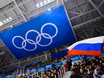 Un drapeau russe (d) déployé dans les tribunes lors d'un match de hockey sur glace aux JO d'hiver de Pyeongchang, le 16 février 2018 - Brendan Smialowski [AFP/Archives]