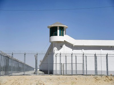 Une tour de guet d'un complexe supposé héberger un centre de détention près de Hotan, au Xinjiang, le 31 mai 2019 - GREG BAKER [AFP/Archives]
