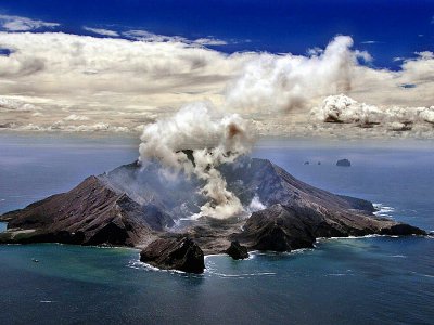 Le volcan Whakarri ou White Island en Nouvelle-Zélande le 29 novembre 1999 - TORSTEN BLACKWOOD [AFP/Archives]