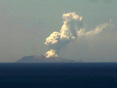 Le volcan en eruption sur l'île de White Island en Nouvelle-Zélande sur une photo fournie le 9 décembre 2019 par l'IGNS - Handout [Institute of Geological and Nuclear Sciences Ltd/AFP]