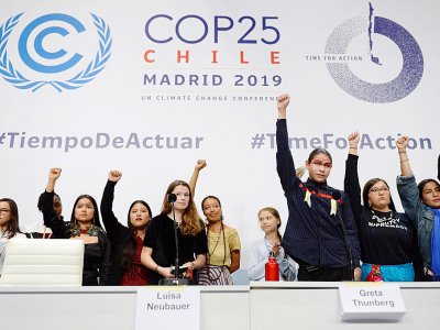 Conférence de presse de jeunes militants pour le climat, dont la Suédoise Greta Thunberg (4eD) et l'Allemande  Luisa Neubauer (6eD) à propos de la COP25, à Madrid le 9 décembre 2019 - CRISTINA QUICLER [AFP]