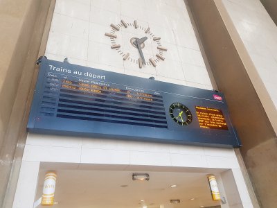 Le tableau d'affichage de la gare SNCF du Havre est rapide à lire, en ce lundi 9 décembre. - Joris Marin