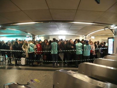 Les usagers de la ligne automatique 14 à la station de métro Saint-Lazare à Paris, le 9 décembre 2019 - JACQUES DEMARTHON [AFP]