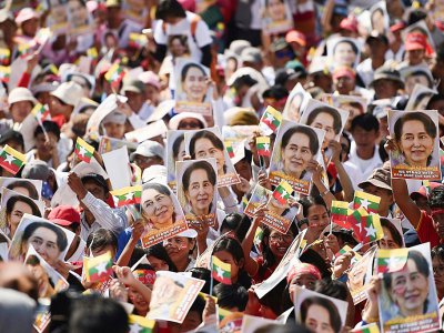 Des photos de la dirigeante birmane Aung San Suu Kyi lors d'un rassemblement de soutien, la 10 décembre 2019 à Rangoun - Ye Aung THU [AFP]