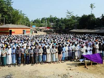 Des hommes Rohingya prient lors d'un enterrement au camp de réfugiés de Hakimpara, le 9 décembre 2019 à Ukhia, au Bangladesh - MUNIR UZ ZAMAN [AFP]