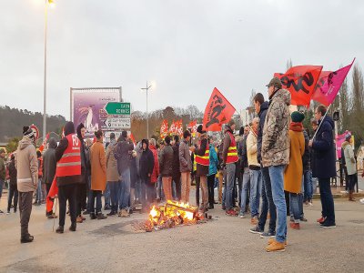 Ce mardi 10 décembre, la circulation est difficile à Cherbourg, au carrefour de la gare en raison d'une nouvelle mobilisation contre la réforme des retraites. - La Manche Libre