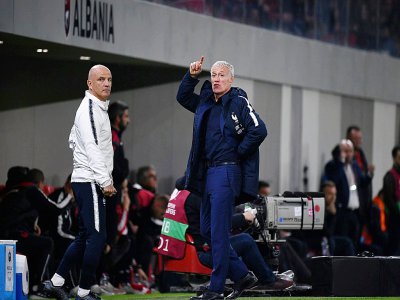 Le sélectionneur des Bleus Didier Deschamps (d) donne des instructions lors du matchg contre l'Albanie en qualif pour l'Euro-2020, le 17 novembre 2019 à Tirana - FRANCK FIFE [AFP]