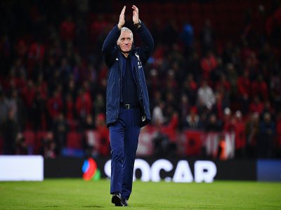 Le sélectionneur des Bleus Didier Deschamps remercie les supporteurs à la fin du match victorieux contre l'Albanie en qualif pour l'Euro-2020, le 17 novembre 2019 à Tirana - FRANCK FIFE [AFP/Archives]