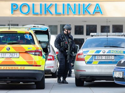 Des policiers devant un hôpital où a eu lieu une fusillade, le 10 décembre 2019 à Ostrava, en République tchèque - Radek MICA [AFP]