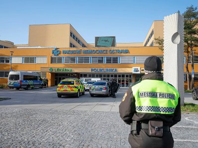Des policiers devant un hôpital où a eu lieu une fusillade, le 10 décembre 2019 à Ostrava, en République tchèque - Radek MICA [AFP]