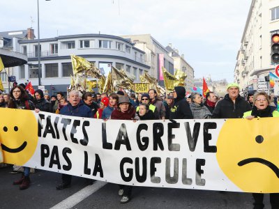 La manifestation à Caen a rassemblé moins de monde que jeudi dernier. La police compte environ 5 000 personnes dans les rues. - Léa Quinio