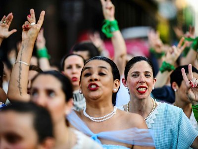 Des femmes habillées et coiffées comme Evita Peron participent à une marche à la veille de l'investiture du nouveau président argentin Alberto Fernandez, le 9 décembre 2019 à Buenos Aires - RONALDO SCHEMIDT [AFP]