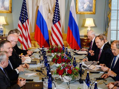 Le secrétaire d'Etat américain Mike Pompeo (2è g) et son homologue russe Sergueï Lavrov (d), au Département d'Etat à Washington, le 10 décembre 2019 - ANDREW CABALLERO-REYNOLDS [AFP]