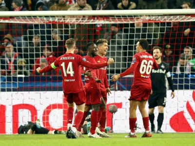 Les joueurs de Liverpool fêtent le but de Naby Keita (c), à Salzbourg, le 10 décembre 2019 - KRUGFOTO [APA/AFP]