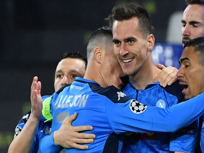 L'attaquant de Naples Arkadiusz Milik, félicité par ses coéquipiers après l'un de ses 3 buts contre Genk, le 10 décembre 2019 au stade San Paolo - Tiziana FABI [AFP]