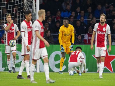 Les joueurs de l'Ajax dépités après le but de Valence, le 10 décembre 2019 à Amsterdam - Maurice van STEEN [ANP/AFP]