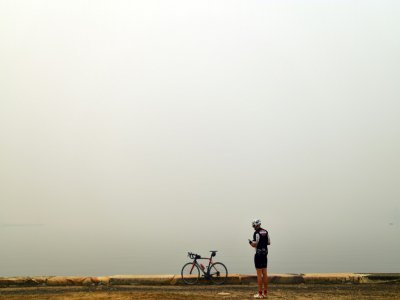 Un cycliste observe la fumée toxique à Gosford (Australie) le 10 decembre 2019 - SAEED KHAN [AFP]