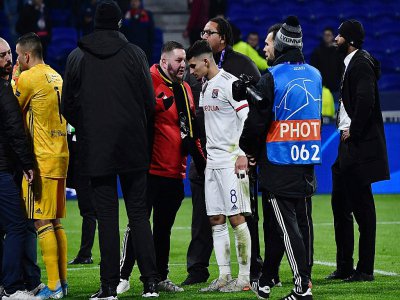 Le milieu de l'OL Houssem Aoua (c) parle aux supporters à la fin du match de C1 contre Leipziz, pollués par des incidents, le 10 décembre 2019 à Décines-Charpieu - JEFF PACHOUD [AFP]