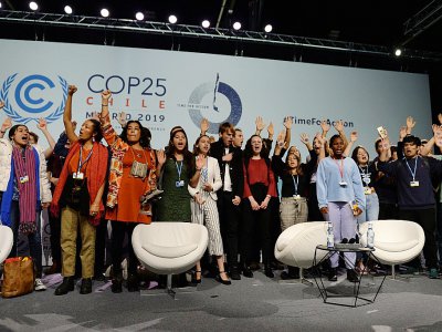 De jeunes militants environnementaux chantent à la fin d'une réunion à la COP 25 à Madrid, le 11 décembre 2019 - CRISTINA QUICLER [AFP]