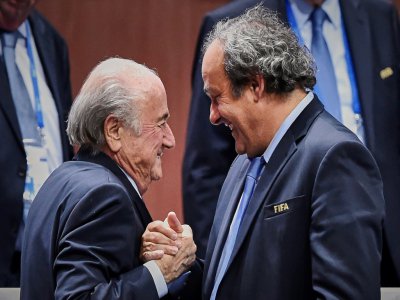 L'ancien président de la FIFA Sepp Blatter et l'ex-patron de l'UEFA Michel Platini, à Zurich le 29 mai 2015 - MICHAEL BUHOLZER [AFP/Archives]
