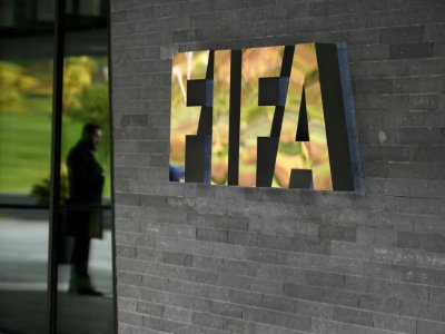 La Fifa envisage de saisir la justice suisse pour obtenir le remboursement de 2 millions de francs suisses (1,84 M EUR) versés de façon "indue" par l'ex-président de l'instance Sepp Blatter à Michel Platini - FABRICE COFFRINI [AFP/Archives]