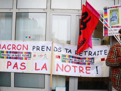 "Macron prends ta retraite pas la nôtre", pouvait-on lire sur une banderole accrochée sur la façade de la permanence de la députée Sonia Krimi, au 52 boulevard Robert-Schuman à Cherbourg. - Marthe Rousseau