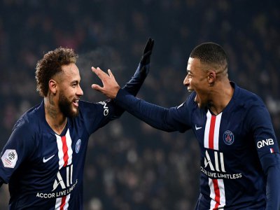 Les attaquants du PSG Neymar et Kylian Mbappé se congratulent après un but contre Nantes, le 4 décembre 2019 au Parc des Princes - FRANCK FIFE [AFP/Archives]