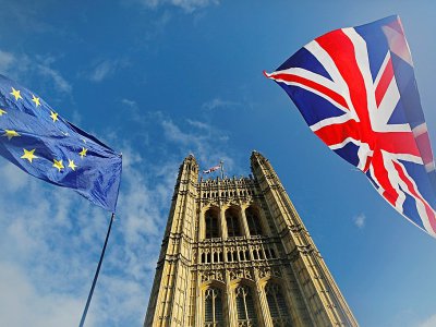 Des drapeaux européen et du Royaume-uni devant le palais de Westminster, siège du Parlement britannique, à Londres le 17 octobre 2019 - Tolga AKMEN [AFP]
