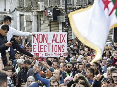 Des manifestants antigouvernementaux à Alger le 10 décembre 2019 - RYAD KRAMDI [AFP]