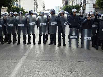Des policiers algériens durant une manifestation à Alger le 10 décembre 2019 - RYAD KRAMDI [AFP]