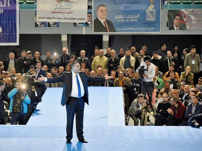 Le candidat à l'élection présidentielle algérienne Abdelaziz Belaïd lors d'une réunion publique à Alger le 7 décembre 2019 - RYAD KRAMDI [AFP]