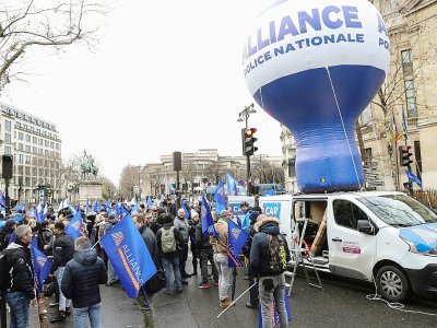 Rassemblement de  policiers du syndicat Alliance devant le CESE à Paris, le 11 décembre 2019 - JACQUES DEMARTHON [AFP]