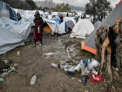 Une femme marche dans le camp de migrants de l'île de Chios en Grèce, le 11 décembre 2019 - LOUISA GOULIAMAKI [AFP]