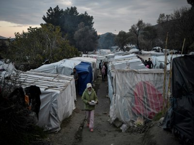 Une femme marche dans le camp de migrants de l'île de Chios en Grèce, le 11 décembre 2019 - LOUISA GOULIAMAKI [AFP]