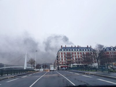 Le blocage de la ZI provoque une énorme fumée au-dessus du Havre. - Claire Fleury