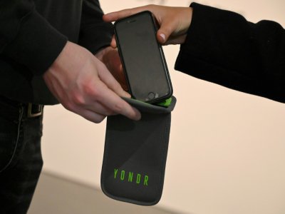 Un étui Yondr accueille un téléphone portable à l'entrée d'une exposition du Brooklyn Museum le 22 novembre 2019 à New York - Angela Weiss [AFP]