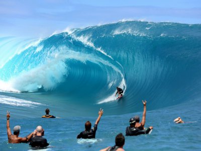 La vague de Teahupoo est prisée par les surfeurs, comme ici le Tahitien Tikanui Smith, le 11 septembre 2014 - GREGORY BOISSY [AFP/Archives]