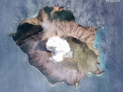 Les autorités estiment pouvoir retrouver les corps des victimes de l'éruption du volcan sur White Island. - HO [Satellite image ©2019 Maxar Technologies/AFP]