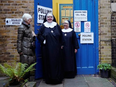 Des religieuses sortent d'un bureau de vote pour les élections britanniques, à Londres le 12 décembre 2019 - Niklas HALLE'N [AFP]