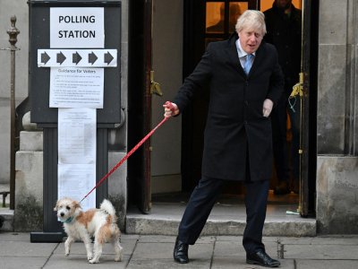 Boris Johnson et son chien Dilyn quittent le bureau de vote, à Londres le 12 décembre 2019 - DANIEL LEAL-OLIVAS [AFP]