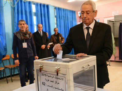 Abdelmajid Tebboune vote lors du premier tour à l'élection présidentielle, à Alger, le 12 décembre 2019 - - [AFP]