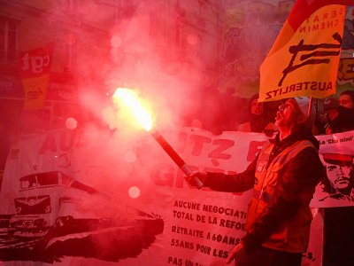 Des personnes manifestent contre la réforme des retraites, à Paris le 12 décembre 2019 - DOMINIQUE FAGET [AFP]