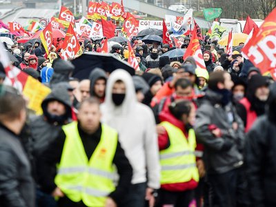 Des personnes manifestent contre la réforme des retraites, à Saint-Herblain près de Nantes le 12 décembre 2019 - Sebastien SALOM-GOMIS [AFP]