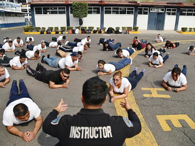 Des policiers s'entrainent à Mexico le 11 décembre 2019 sous les yeux de leur instructeur dans le cadre d'un programme destiné à les faire maigrir - RODRIGO ARANGUA [AFP]