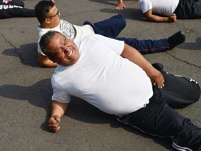 Des policiers en plein effort à Mexico, le 11  décembre 2019 dans le cadre d'un programme pour leur faire perdre du poids - RODRIGO ARANGUA [AFP]