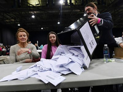 Dépouillement dans un bureau de vote de Glasgow, le 12 décembre 2019 - ANDY BUCHANAN [AFP]
