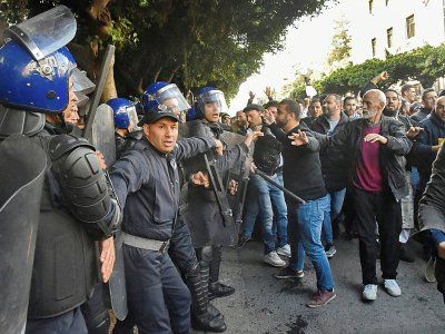 Des manifestants contre la tenue de l'élection présidentielle font face aux forces de l'ordre dans le centre-ville d'Alger, le 12 décembre 2019 - RYAD KRAMDI [AFP]